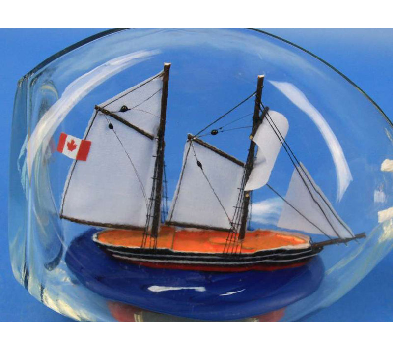 Le modèle de voile est livré dans une bouteille Elim