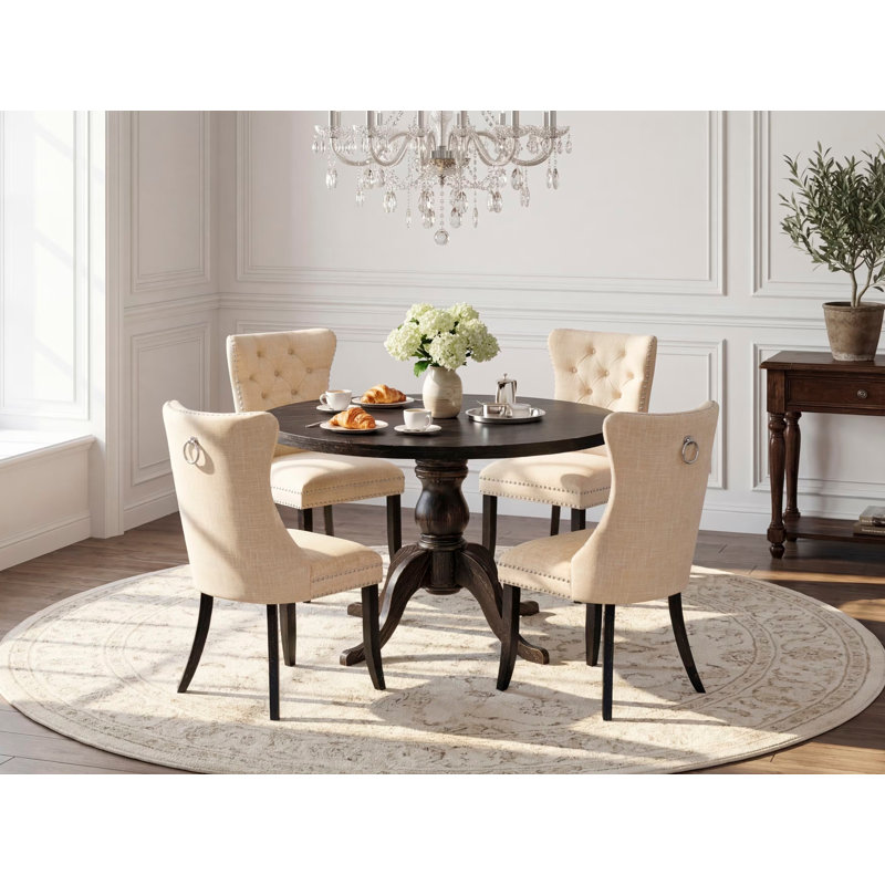 L'ensemble de salle à manger 5 pièces se compose d'une table en bois et de 4 chaises de salle à manger en tissu de lin beige clair avec dossier capitonné - Noir sablé
