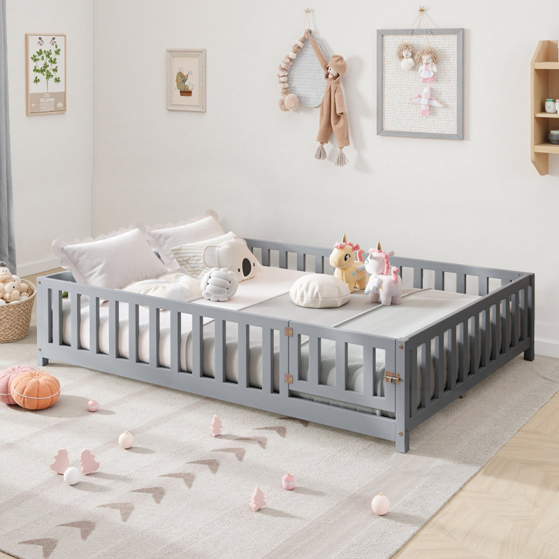 Lit plateforme au sol avec clôture et porte pour enfants, conception Montessori, lattes de soutien en bois, Gris