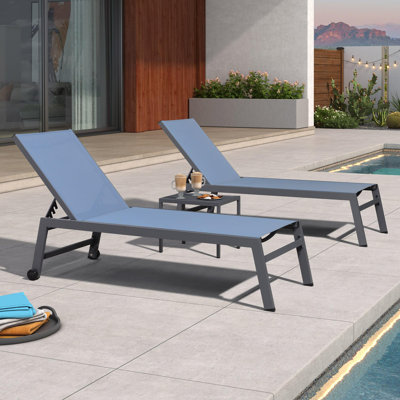 Ensemble de 2 chaises longues d'extérieur Latitude Run® avec cadre en aluminium et roues de piscine faciles à déplacer pour la table d'appoint