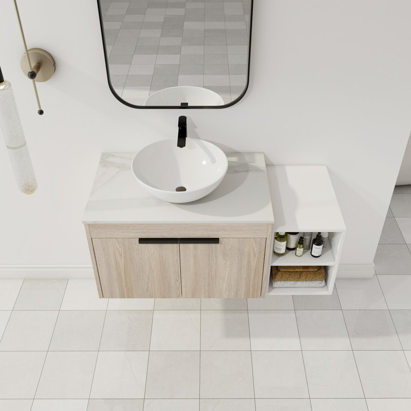 Meuble-lavabo flottant de conception moderne avec lavabo d'art en céramique, dalle de pierre plate blanche et petites tablettes de rangement, porte à fermeture douce