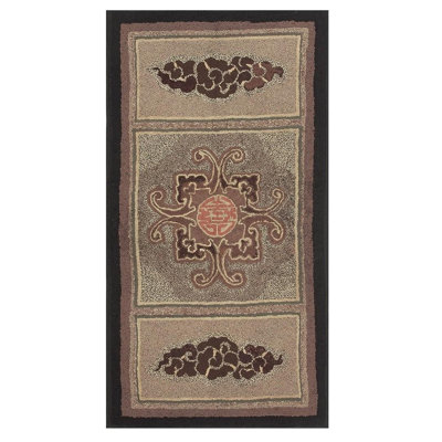 Tapis ancien américain en laine, tissé à la main, orné de petits médaillons gris et de symboles Shou, datant des années 1880. Dimensions : 91 x 183 cm.