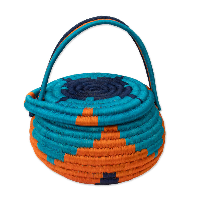 Bungalow Bungalow fait à la main avec panier en fibres naturelles