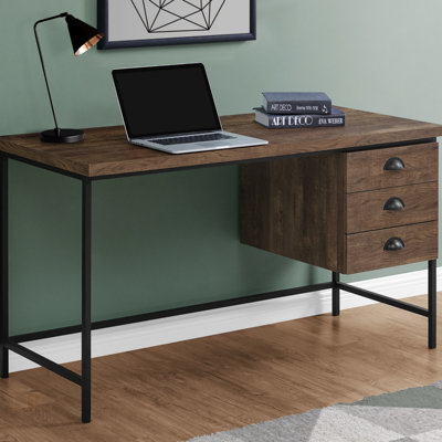Bureau d'ordinateur contemporain en stratifié brun avec tiroirs de rangement et structure en métal noir robuste, parfait pour le bureau à domicile et les petits espaces.