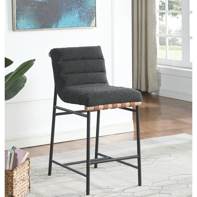 Fauteuil bouclé gris foncé à hauteur de comptoir - garniture en cuir rembourrée avec barre en bois et pieds en fer
