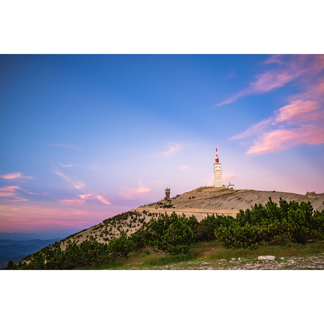 Leinwandbild Blick auf den Mont Ventoux bei Sonnenuntergang in Frankreich