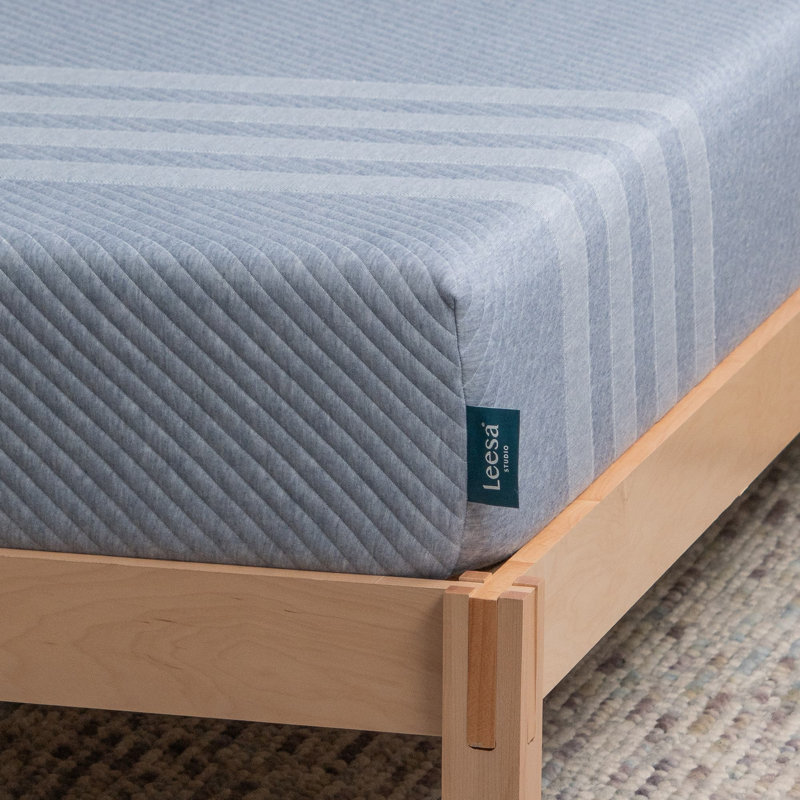 Matelas en mousse à mémoire de forme moyenne de 10 po Leesa Studio, Très grand californien