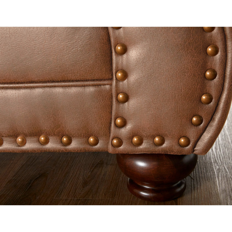 Fauteuil confortable Ginger - Revêtement en similicuir brun, bronze antique, fauteuil avec accoudoirs en tissu avec têtes de clou teintées, cuir moyen, accoudoirs roulés élégants, pieds en bois pour plus de style et de durabilité