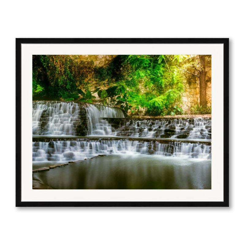 «Riverwalk Waterfall» par Beth Sheridan - impression, Papier avec cadre noir, 24" H x 30" W