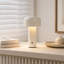 Lampe de table ronde moderne rechargeable à intensité variable, idéale pour les tables de chevet d'appartement.-990194975