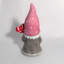 Gnome de jardin en magnésium tenant un cœur de sucette avec un chapeau rose «The Valentinos»