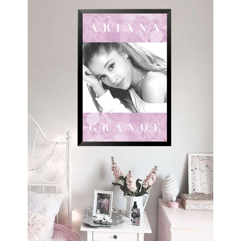 Ariana Grande - Reproduction d'art graphique sur papier, H 34 po x l 22,25 po x P 0,05 po, Papier encadré noir
