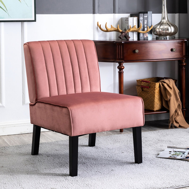Deux fauteuils en velours rose poudré, de style moderne du milieu du siècle, pieds en bois massif, pour salon ou pièce mixte.