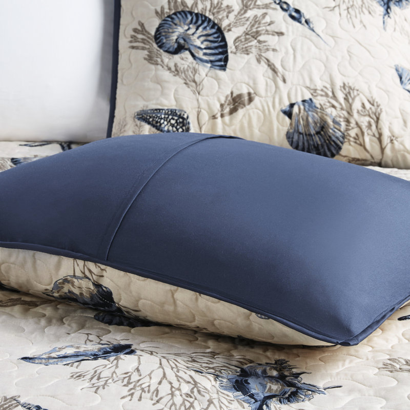 Courtepointe réversible en microfibre, très grand, bleu avec coquillage et coussins décoratifs plissés très grand corail