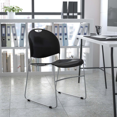 Chaise empilable ultra compacte de 880 lb avec structure en métal Gaea