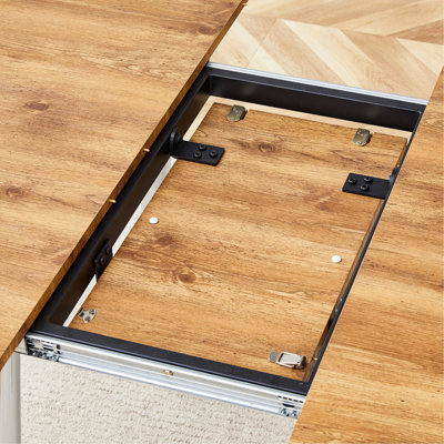 Doté d'un mécanisme rétractable intelligent, le plateau de table en panneau de fibres à densité moyenne Wood Grain et les pieds en métal argenté offrent une surface lisse et délicate. Le look unique crée la silhouette élégante d'une maison moderne.