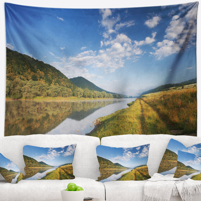 Tapisserie Mountain River Under Blue Sky, H 50 po x l 60 po