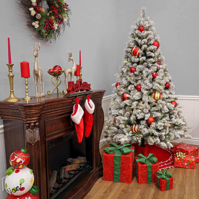 The Holiday Aisle® - Arbre de pin enneigé 7,5 pi avec lumières DEL préinstallées