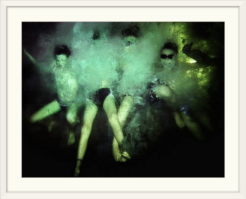 «Straub Underwater Fun» par Yvette Depaepe - reproduction de photo, H 26 po x l 32 po x P 1 po, Cadre blanc