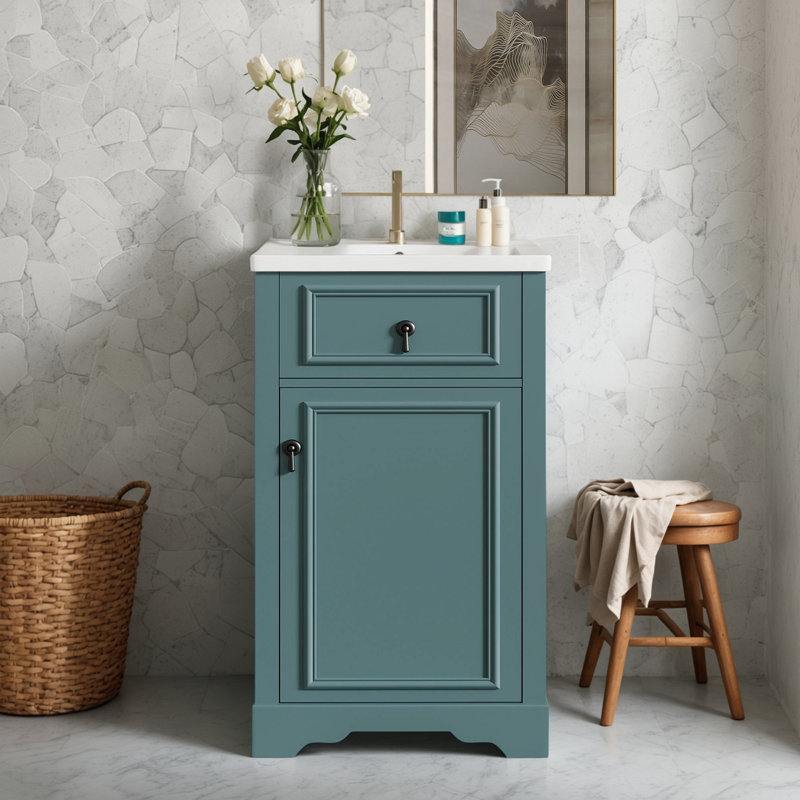 Ce meuble-lavabo est parfait pour les petites salles de bain et comprend un lavabo en céramique, des portes à fermeture douce, des tablettes réglables et un rangement au-dessus de la porte pour répondre à vos besoins.