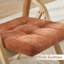 Chaise pliante au design élégant avec structure en bois massif et dossier et siège rembourrés capitonnés-2131068430