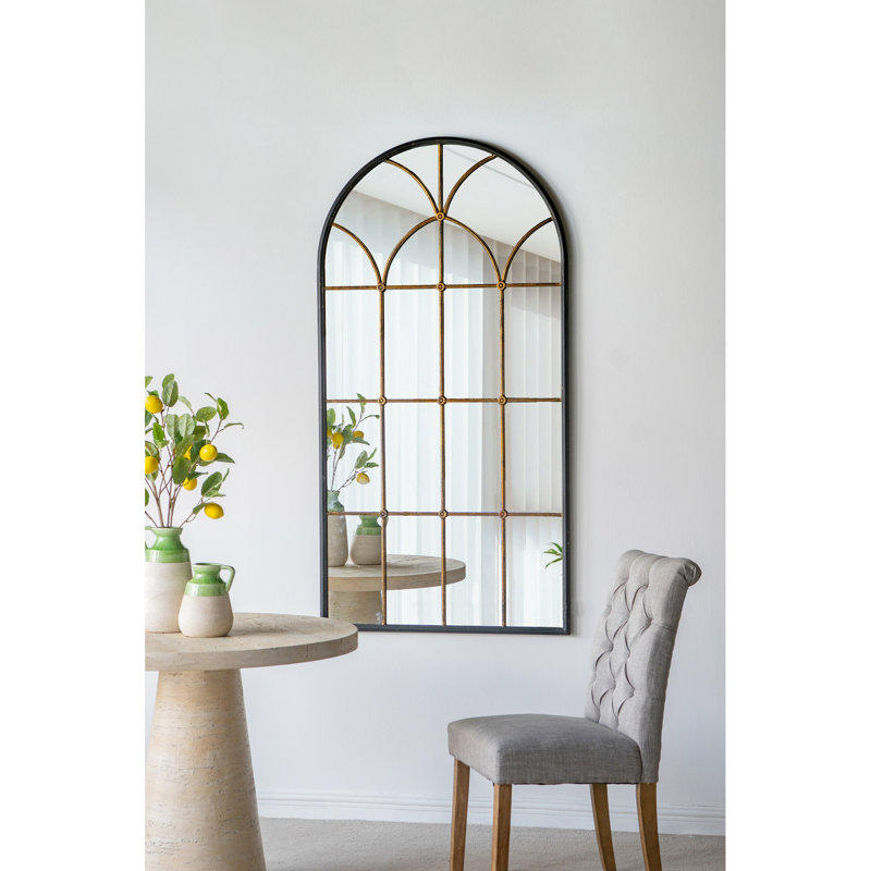 Miroir arqué de 34 po x 65,5 po au design noir et doré pour les espaces de vie, faisant une déclaration audacieuse reflétant l'élégance