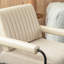 Fauteuil Mid-Century moderne en similicuir et tissu avec structure en métal noir et accoudoirs rembourrés