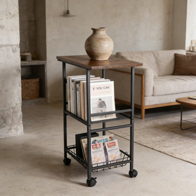 Chariot de cuisine industriel avec plateau en bois et structure en métal, table mobile à roulettes avec panier de rangement, poste de travail mobile compact pour la cuisine et la salle à manger