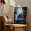 Toile, un ciel monochromatique dramatique rempli de nuages tourbillonnants et tourbillonnants mettant en vedette un art mural, une gamme de gris profonds et de noirs-547017074