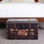 Coffre décoratif de ménage Essentials Vintage avec détails en métal découpés avec sangles en cuir, cadre en bois aggloméré robuste