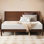 Base de lit en bois massif Bilal Mid Century