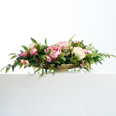 Arrangement floral mélangé en pot avec véritable pivoine, eucalyptus et baies