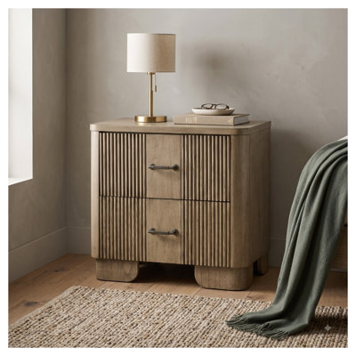 Table de chevet Havenwood en chêne antique à 2 tiroirs avec façades cannelées et silhouette incurvée