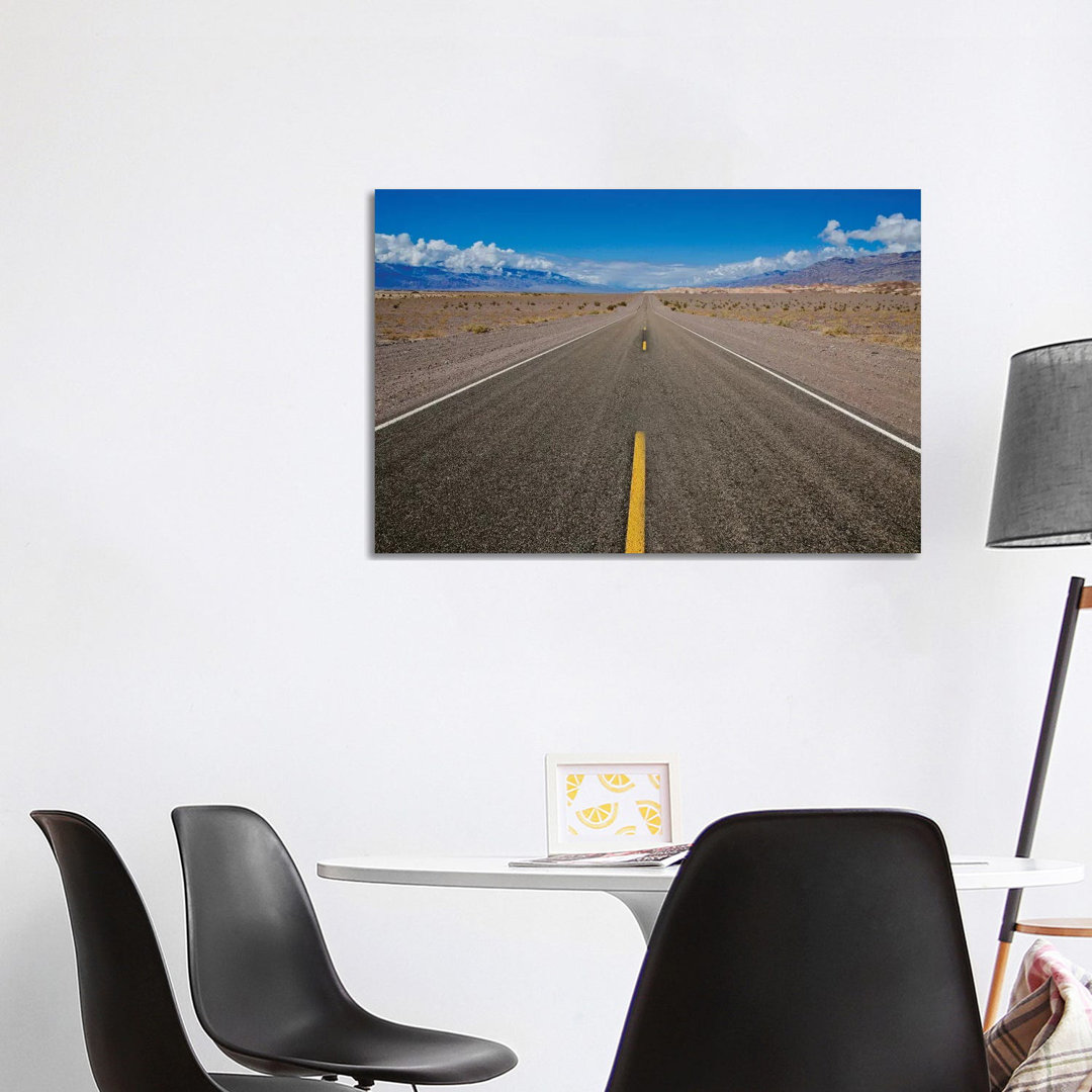 Death Valley Road To Nowhere von Susan Vizvary - Galerieverpackte Leinwand Giclée auf Leinwand ohne Rahmen