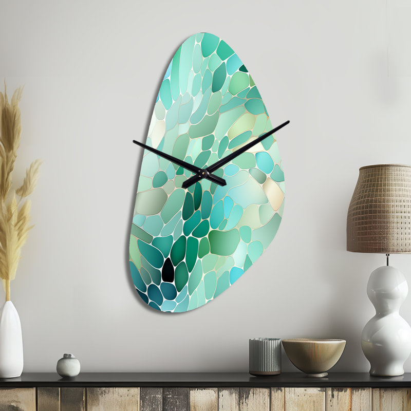 Motif de bord de mer émeraude mosaïque Krisiak - horloge murale abstraite asymétrique en métal, impression d'horloge murale moderne de forme unique