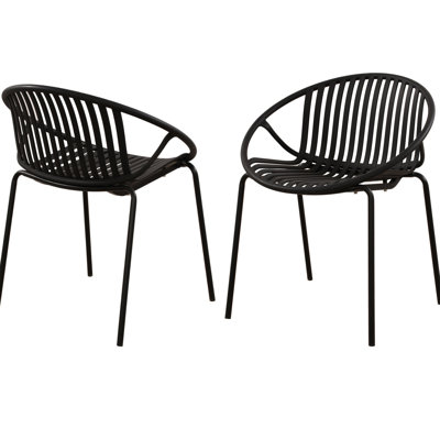 Chaises de patio empilables (2), noires. Conception respirante. Pieds en métal + plastique. Style moderne et simple. Ergonomique, capacité de 300 lb. 26,12 po x 22,82 po x 29,87 po. Assemblage requis, 2 chaises.