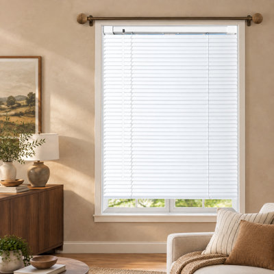 Mini-store en vinyle blanc sans cordon de 22,5 po x H 36 po avec lattes horizontales en forme de L de 1 po, installation sans outils et filtrage de la lumière pour les fenêtres intérieures.