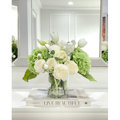 Arrangement floral d'hortensias dans un vase