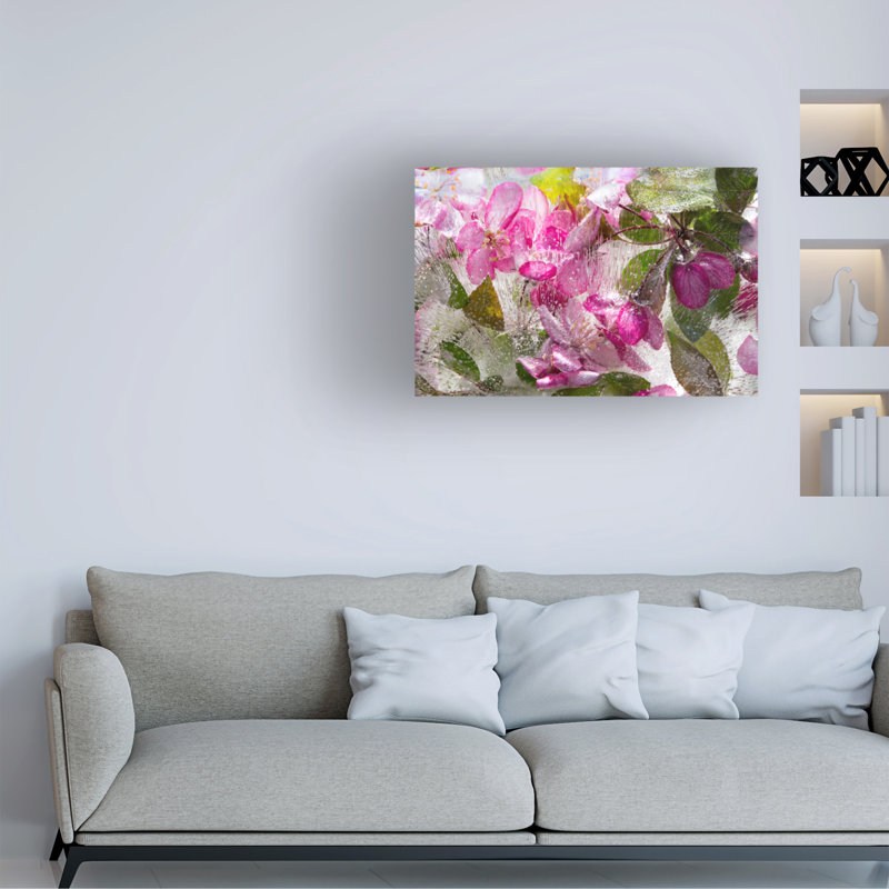 "Face à l'intérieur de la pivoine fuchsia dans la glace" par Elizabeth Bruders - impression sur toile tendue