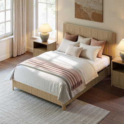 Structure de grand lit avec tête de lit, lit plateforme cannelé de style Mid-Century, base de lit en bois Boho sans sommier