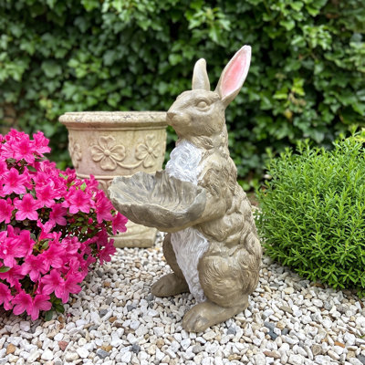 Ornement en forme de lapin en magnésium tenant un lapin de jardin peint à la main