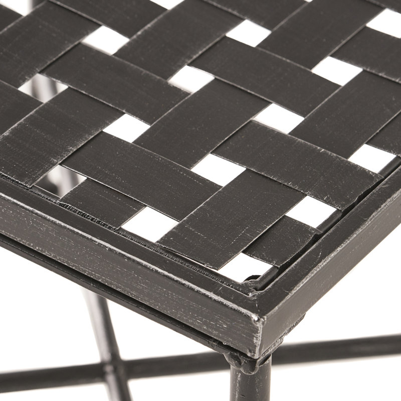 Table de bout de patio en fer, apparence argent brossé noir, mélanges avec chaises et tables basses d'extérieur, table d'assemblage pour patio, utilisation de compléments et de tables, requis