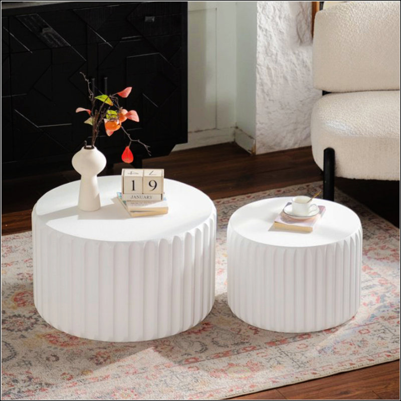 Ensemble de tables basses rondes festonnées blanches