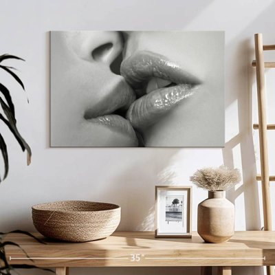 Hardie Kissing Lips