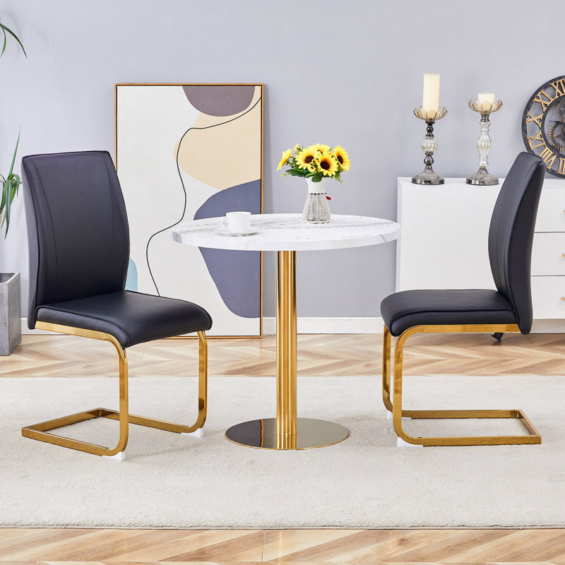 Ensemble de table et de chaises. Table de salle à manger élégante en marbre blanc avec texture annulaire moulée par aspiration.