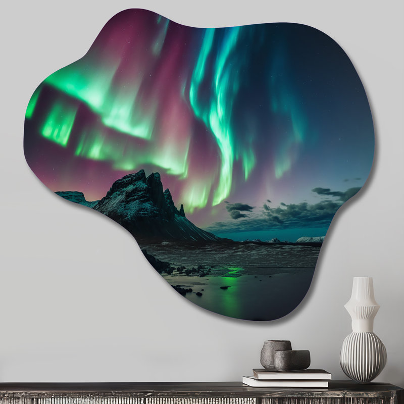 Northern Lights Reflection On The Water V - Paysage de montagnes, forme de nuage, art mural en métal asymétrique
