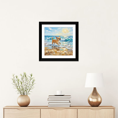 «Frolick Chihuahua At The Beach», reproduction d'art sur papier encadré
