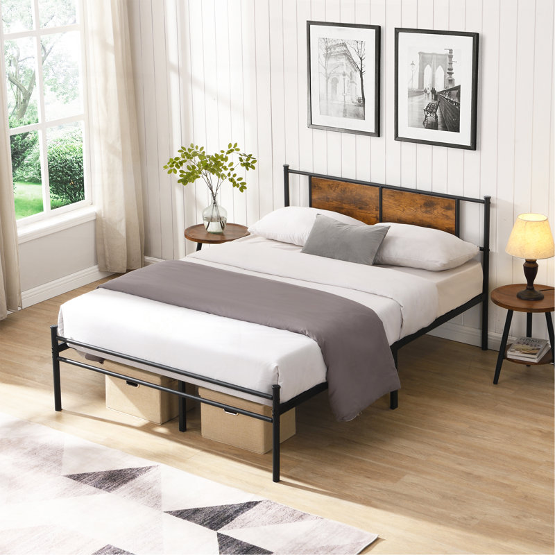 Cadre de lit très grand en métal, tête de lit avec décoration en bois, noir, Très grand lit