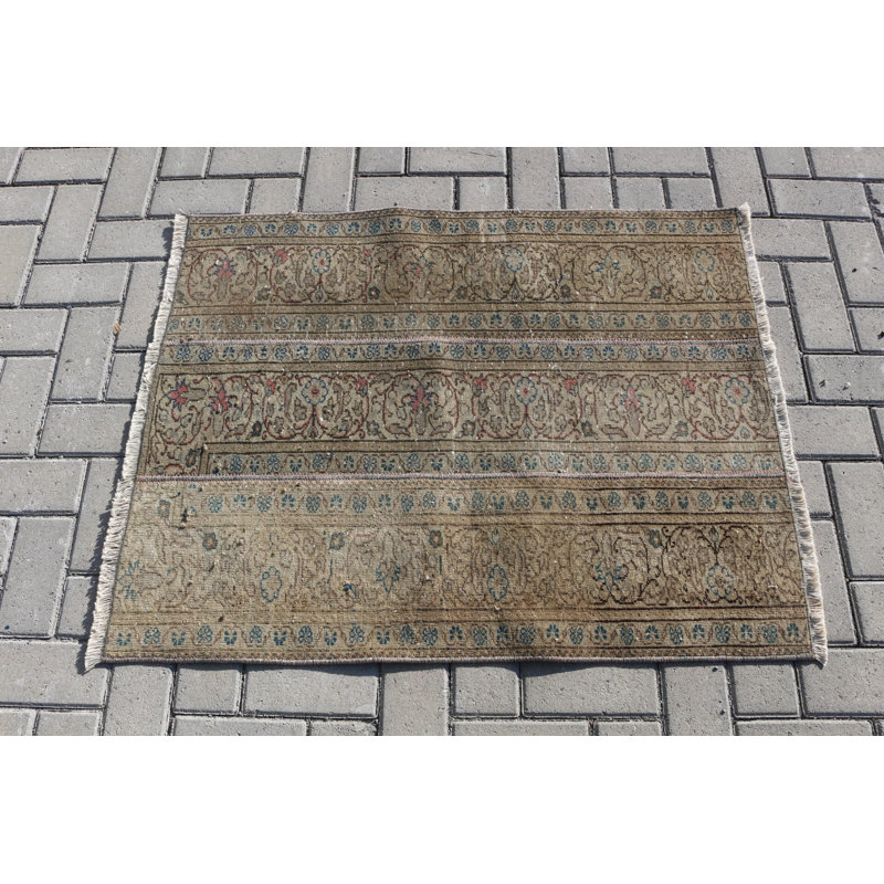Tapis de porte turc rétro dans des tons terreux avec un motif floral complexe est un élément essentiel de la décoration intérieure