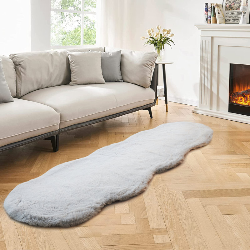 Tapis gris en fausse fourrure de lapin Hiroaki, Nouveauté 2 pi x 6 pi